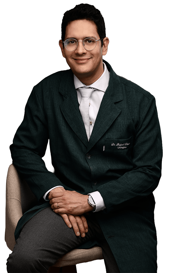 foto_dr_rafael_braço_cruzado_urologista_irece_sentado_na_cadeira_mobile