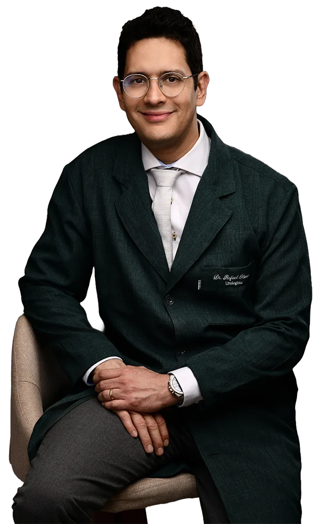 foto_dr_rafael_braço_cruzado_urologista_irece_sentado_na_cadeira_mobile